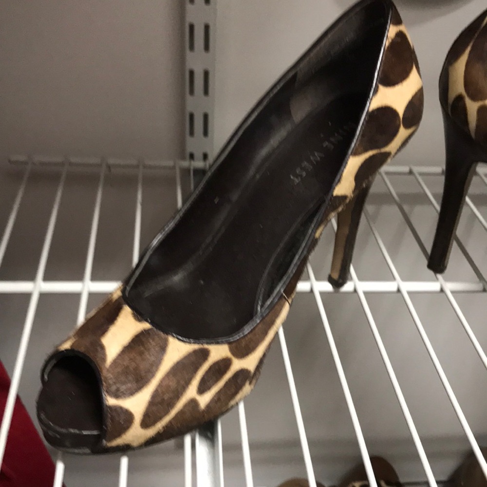 Calf hair spotted pumps